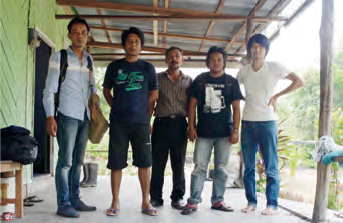 インドネシアでのNGO活動家と地域住民
