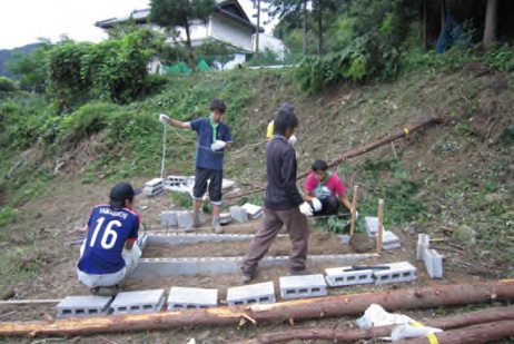 草刈・整地後に畑を整備中( 8 月31日)