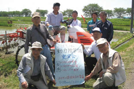 田んぼでの動力除草機公開運行