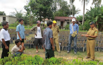 ゴム園管理に関する研修に参加する村人
