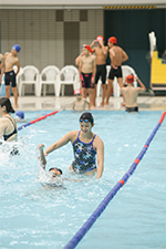 写真：招待選手による模範水泳及び全体向けワンポイントレッスン
