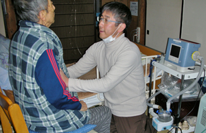 患者さんに呼吸リハビリを行っている中田 隆文先生