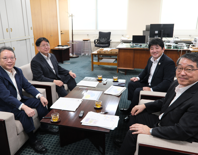 エルカ創立20周年記念座談会の様子です。手前右より時計回りで、亀山秀雄氏、岩村有広氏、上田康治氏、飯塚智。