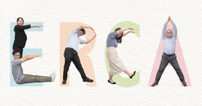 エルカの英字表記である、E、R、C、Aの文字を、職員が人文字で表しています。