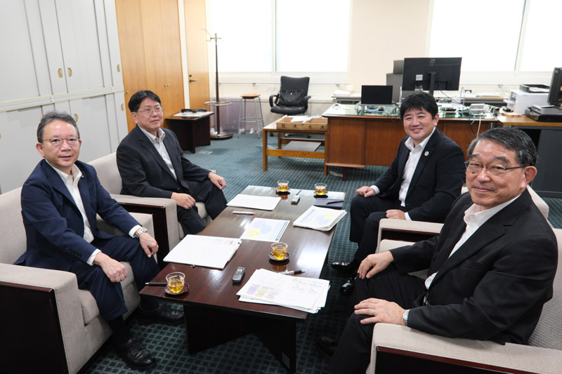 エルカ創立20周年記念座談会の様子です。手前右より時計回りで、亀山秀雄氏、岩村有広氏、上田康治氏、飯塚智。