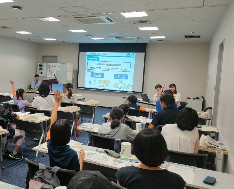 東京新聞「こども記者が行く！」の様子
