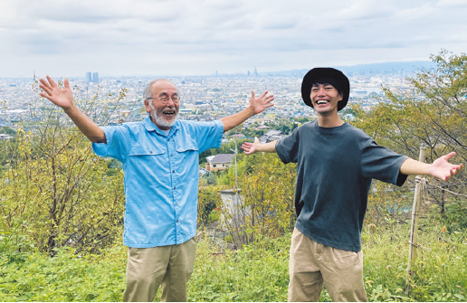 高安の里と大阪平野が一望できる展望施設から、保全活動を実践する加納義彦さん（左）と
        大橋一輝さん（右）