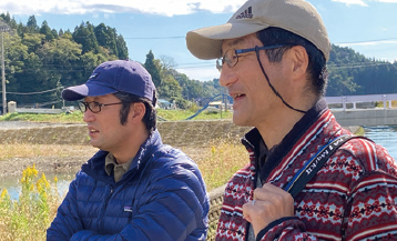 畠山さんとともに湿地を見守る、東京都立大学教授の横山勝英さん（右）の写真