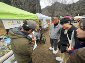 事例収集、動向調査の様子