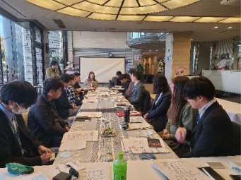 事例収集、動向調査の様子