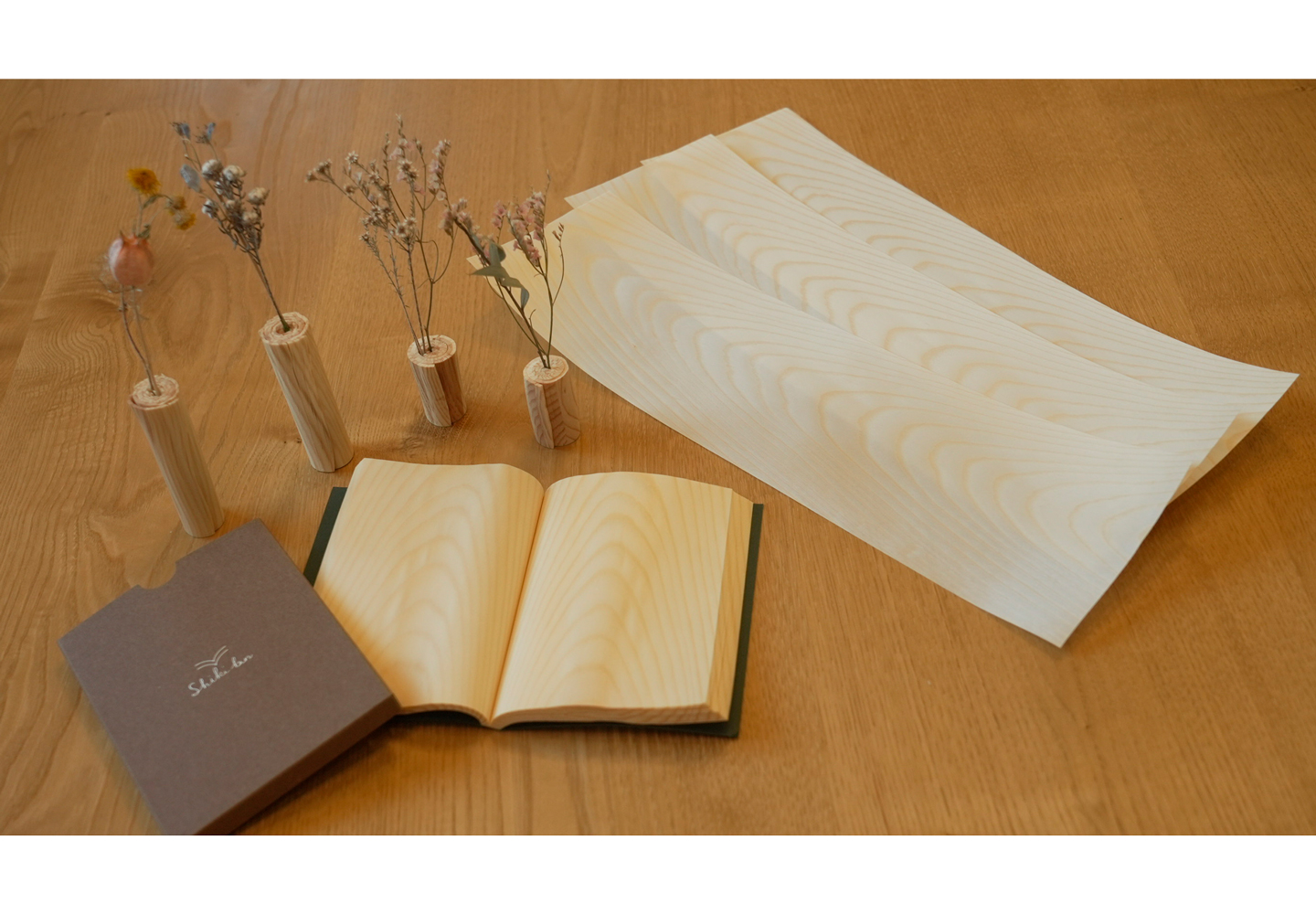 鳩吹山などで採れたアカマツを紙のように薄く削って作る「経木」