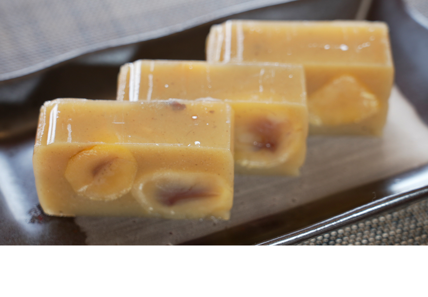 角村さんの店「津村屋」では、「栗から育てた羊羹・銀寄」（期間限定）をはじめ、栗きんとんや栗まんじゅうなど、この栗を使った和菓子が大人気。