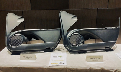 自動車のドアやダッシュボードの試作品の写真