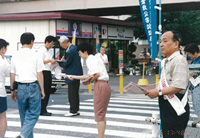 水島サティ前において署名活動