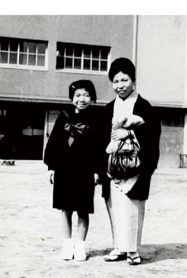 淀中学校入学式の照代さんと母親