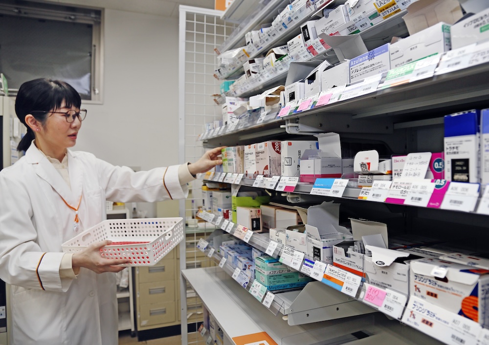 薬品棚から薬品を取り出す様子