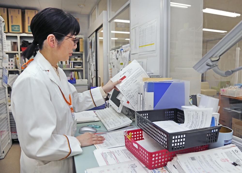 閉店後、各種書類を準備する様子
